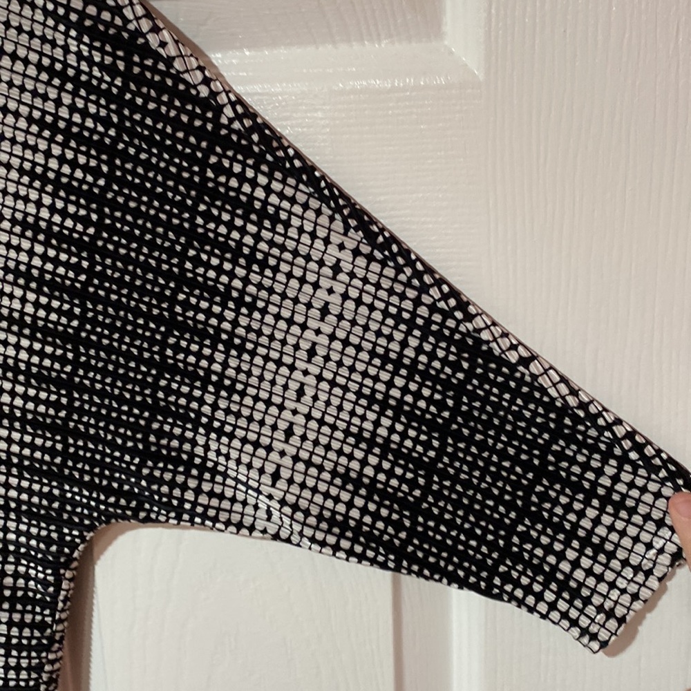 Alfani size med blouse. Black/white. Perfect cond. - Picture 3 of 5
